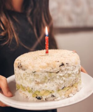 Tereza Tobiášová Instagram - Březen je u nás tradičně měsícem narozenin. Zatímco u mě a mého muže je věk jenom číslo, v případě dcery č1 teda rozhodně ne. 15! Jako vážně??? 15?! Kde se to vzalo? 
Slavilo se mohutně, povšimněte si na fotce, jak nekontrolovatelný dav byl na oslavě - ukazovali se záda i zadky…, prostě anarchie. Dortů bylo hodně - jeden můj vlastní, bezlepkový (snědl se bez dokumentace), jeden velký, slavnostní z @ollies.boutique a k tomu jeden sushi dort, co jsem nepekla, ale vrstvila. Čokoládová fontána nemohla chybět stejně jako nealko šáňo, rozhodně ne dětský. Bylo to velký! Tak ať je ta holka zdravá a šťastná ♥️🕒❤️🎂 Všechno nej!