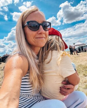 Tereza Tobiášová Instagram - Vikend jak víno! Tvrdej, sladkej, s peckou, prostě hrozno-víkend 🍇 Skvělej koncert @pmjofficial a výlet na @pragueairport 🥑