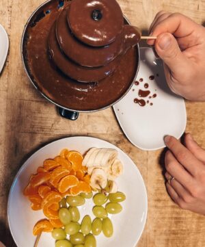 Tereza Tobiášová Instagram - Březen je u nás tradičně měsícem narozenin. Zatímco u mě a mého muže je věk jenom číslo, v případě dcery č1 teda rozhodně ne. 15! Jako vážně??? 15?! Kde se to vzalo? 
Slavilo se mohutně, povšimněte si na fotce, jak nekontrolovatelný dav byl na oslavě - ukazovali se záda i zadky…, prostě anarchie. Dortů bylo hodně - jeden můj vlastní, bezlepkový (snědl se bez dokumentace), jeden velký, slavnostní z @ollies.boutique a k tomu jeden sushi dort, co jsem nepekla, ale vrstvila. Čokoládová fontána nemohla chybět stejně jako nealko šáňo, rozhodně ne dětský. Bylo to velký! Tak ať je ta holka zdravá a šťastná ♥️🕒❤️🎂 Všechno nej!
