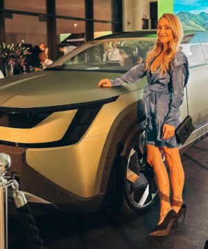 Tereza Tobiášová Instagram - Dvě akce, tisíc kilometrů, dvě automobilky, dvě agentury, dva jazyky, dvoje šaty, můj účes stále drží. #terezamoderuje #stilllovemyjob