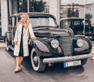 Tereza Tobiášová Instagram - Najdi 5 rozdílů mezi fotkou 1 a 2. Rozdíl 18 hodin. A pojmenuj lokaci 🤣🚗🛬🕒
Tak tohle je ten nový Superb, na který jste se ptali na akcích @skodacr a @agentura_ritual celou zimu.
Už mi v něm vlály vlasy u oceánu! Celá reportáž na @primaftv nebo na webu @autosalon.tv 📺
Je to auto vašich snů? 👍