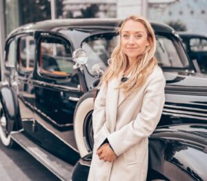 Tereza Tobiášová Instagram - Najdi 5 rozdílů mezi fotkou 1 a 2. Rozdíl 18 hodin. A pojmenuj lokaci 🤣🚗🛬🕒
Tak tohle je ten nový Superb, na který jste se ptali na akcích @skodacr a @agentura_ritual celou zimu.
Už mi v něm vlály vlasy u oceánu! Celá reportáž na @primaftv nebo na webu @autosalon.tv 📺
Je to auto vašich snů? 👍