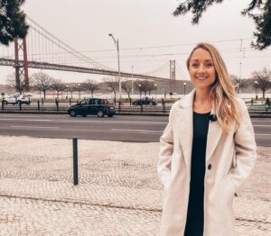 Tereza Tobiášová Instagram - Najdi 5 rozdílů mezi fotkou 1 a 2. Rozdíl 18 hodin. A pojmenuj lokaci 🤣🚗🛬🕒
Tak tohle je ten nový Superb, na který jste se ptali na akcích @skodacr a @agentura_ritual celou zimu.
Už mi v něm vlály vlasy u oceánu! Celá reportáž na @primaftv nebo na webu @autosalon.tv 📺
Je to auto vašich snů? 👍