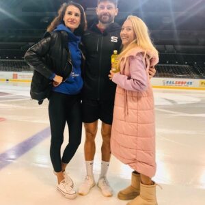 Tereza Tobiášová Instagram - Poflexim, jo 😁 díky hokejový holce @monitimkova jsme měli @michalkempny v @babovkyaplechovky 🙏🏻
Tomu klukovi to na ledě fakt jde! Tak jen tak dál! Příště bereme koho, Móňo?