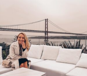 Tereza Tobiášová Instagram - Najdi 5 rozdílů mezi fotkou 1 a 2. Rozdíl 18 hodin. A pojmenuj lokaci 🤣🚗🛬🕒
Tak tohle je ten nový Superb, na který jste se ptali na akcích @skodacr a @agentura_ritual celou zimu.
Už mi v něm vlály vlasy u oceánu! Celá reportáž na @primaftv nebo na webu @autosalon.tv 📺
Je to auto vašich snů? 👍