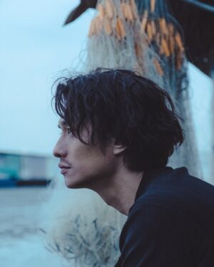 Terrance Lau Instagram - 🪁
乘著那風的幻想
離別的故事 散落途上
凝望那天高地廣
沿路寫下我
長夜裡看守甚麼
才值得你為曙光 為明日嚮往
儘管會不安

#九龍城寨之圍城