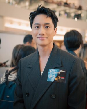 Terrance Lau Instagram - 《九龍城寨之圍城》首映，信一報到！😎

Wardrobe #bottegaveneta 
Makeup @wi11wongofficial 
Hair @nickienick @twotwo.hair