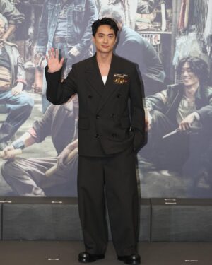 Terrance Lau Instagram - 《九龍城寨之圍城》首映，信一報到！😎

Wardrobe #bottegaveneta 
Makeup @wi11wongofficial 
Hair @nickienick @twotwo.hair