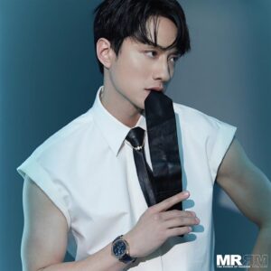 Terrance Lau Instagram - 【MR│Cover】劉俊謙 我在香港等你

被指是「港版范少勳」的劉俊謙，在電影《我在這裡等你》中飾演香港作家天宇，因為收到一張模糊不清的照片，所以踏上了尋找台灣傳說的旅程。現實中的他，近年亦常到台灣拍攝。由被指像范少勳，到真正認識范少勳，再慢慢和他結交成好朋友，一切都巧妙得像一部電影。劉俊謙將會在《MR》5月號，分享他與范少勳的珍貴情誼。

#mrrm #mrrmhk @lauchunhim.terrance #劉俊謙 #TerranceLau @fan82114 #范少勳 #FandyFan @aballoonslanding #我在這裡等你 #ABalloonsLanding #AlexanderMcQueen @AlexanderMcQueen
#Piaget #PiagetPolo #PiagetPossession @piaget @edkofilmsltd #cover #5月號 #star #film #movie