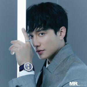 Terrance Lau Instagram - 【MR│Cover】劉俊謙 我在香港等你

被指是「港版范少勳」的劉俊謙，在電影《我在這裡等你》中飾演香港作家天宇，因為收到一張模糊不清的照片，所以踏上了尋找台灣傳說的旅程。現實中的他，近年亦常到台灣拍攝。由被指像范少勳，到真正認識范少勳，再慢慢和他結交成好朋友，一切都巧妙得像一部電影。劉俊謙將會在《MR》5月號，分享他與范少勳的珍貴情誼。

#mrrm #mrrmhk @lauchunhim.terrance #劉俊謙 #TerranceLau @fan82114 #范少勳 #FandyFan @aballoonslanding #我在這裡等你 #ABalloonsLanding #AlexanderMcQueen @AlexanderMcQueen
#Piaget #PiagetPolo #PiagetPossession @piaget @edkofilmsltd #cover #5月號 #star #film #movie