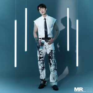 Terrance Lau Instagram - 【MR│Cover】劉俊謙 我在香港等你

被指是「港版范少勳」的劉俊謙，在電影《我在這裡等你》中飾演香港作家天宇，因為收到一張模糊不清的照片，所以踏上了尋找台灣傳說的旅程。現實中的他，近年亦常到台灣拍攝。由被指像范少勳，到真正認識范少勳，再慢慢和他結交成好朋友，一切都巧妙得像一部電影。劉俊謙將會在《MR》5月號，分享他與范少勳的珍貴情誼。

#mrrm #mrrmhk @lauchunhim.terrance #劉俊謙 #TerranceLau @fan82114 #范少勳 #FandyFan @aballoonslanding #我在這裡等你 #ABalloonsLanding #AlexanderMcQueen @AlexanderMcQueen
#Piaget #PiagetPolo #PiagetPossession @piaget @edkofilmsltd #cover #5月號 #star #film #movie