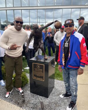 Terrell Owens Instagram - LEGENDARY. CULTURAL ICON. ONE OF THE GREATEST.
Thank you for allowing me to be a part of your special day. 
You’ve EARNED this and you DESERVED this. @theofficialai3 #Philly #215 @sixers #Philadelphia #basketball #3

ENJOY THE MOMENT. ENJOY THE DAY. JUST ENJOY.

My apologies…
Photo cred 📸: @charliemackfirstout
