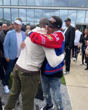 Terrell Owens Instagram - LEGENDARY. CULTURAL ICON. ONE OF THE GREATEST.
Thank you for allowing me to be a part of your special day. 
You’ve EARNED this and you DESERVED this. @theofficialai3 #Philly #215 @sixers #Philadelphia #basketball #3

ENJOY THE MOMENT. ENJOY THE DAY. JUST ENJOY.

My apologies…
Photo cred 📸: @charliemackfirstout