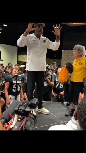 Terrell Owens Instagram - GIVE ME MY THEME MUSIC!!! @deionsanders
#MissPeggy #70years @cubuffsfootball