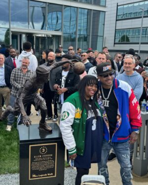 Terrell Owens Instagram - LEGENDARY. CULTURAL ICON. ONE OF THE GREATEST.
Thank you for allowing me to be a part of your special day. 
You’ve EARNED this and you DESERVED this. @theofficialai3 #Philly #215 @sixers #Philadelphia #basketball #3

ENJOY THE MOMENT. ENJOY THE DAY. JUST ENJOY.

My apologies…
Photo cred 📸: @charliemackfirstout
