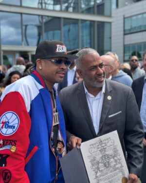 Terrell Owens Instagram - LEGENDARY. CULTURAL ICON. ONE OF THE GREATEST.
Thank you for allowing me to be a part of your special day. 
You’ve EARNED this and you DESERVED this. @theofficialai3 #Philly #215 @sixers #Philadelphia #basketball #3

ENJOY THE MOMENT. ENJOY THE DAY. JUST ENJOY.

My apologies…
Photo cred 📸: @charliemackfirstout