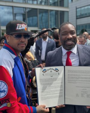 Terrell Owens Instagram - LEGENDARY. CULTURAL ICON. ONE OF THE GREATEST.
Thank you for allowing me to be a part of your special day. 
You’ve EARNED this and you DESERVED this. @theofficialai3 #Philly #215 @sixers #Philadelphia #basketball #3

ENJOY THE MOMENT. ENJOY THE DAY. JUST ENJOY.

My apologies…
Photo cred 📸: @charliemackfirstout