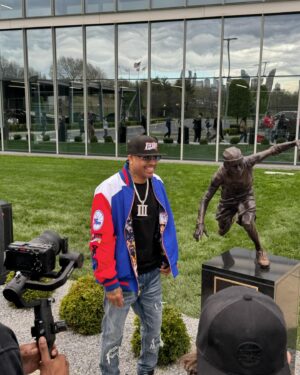 Terrell Owens Instagram - LEGENDARY. CULTURAL ICON. ONE OF THE GREATEST.
Thank you for allowing me to be a part of your special day. 
You’ve EARNED this and you DESERVED this. @theofficialai3 #Philly #215 @sixers #Philadelphia #basketball #3

ENJOY THE MOMENT. ENJOY THE DAY. JUST ENJOY.

My apologies…
Photo cred 📸: @charliemackfirstout