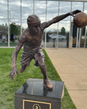 Terrell Owens Instagram - LEGENDARY. CULTURAL ICON. ONE OF THE GREATEST.
Thank you for allowing me to be a part of your special day. 
You’ve EARNED this and you DESERVED this. @theofficialai3 #Philly #215 @sixers #Philadelphia #basketball #3

ENJOY THE MOMENT. ENJOY THE DAY. JUST ENJOY.

My apologies…
Photo cred 📸: @charliemackfirstout