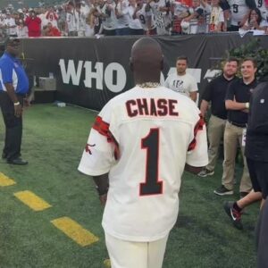 Terrell Owens Instagram - @BENGALS RING OF HONOR
IT’S YOUR NIGHT BRO!!
EARNED AND WELL DESERVED.
@ochocinco 🖤🧡🖤🧡🖤🧡
#MNF 
@bengals 19
@rams 16