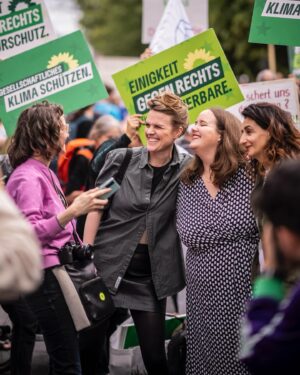 Terry Reintke Instagram - „Wir sind hier – wir sind laut.“ 📢

Als Grüne sind wir eine Bündnispartei und Bündnisse sind wichtiger denn je. Gerade gegen die Klimakrise können und müssen wir schließlich zusammen kämpfen. Seit Jahren ist es die Klimabewegung, die mit ihren Protesten deutlich macht, was die Auswirkungen der Klimakrise bedeuten. Tausende Menschen, die eins eint: Hoffnung und Mut für die Zukunft. Statt den Kopf in den Sand zu stecken, stecken sie vielmehr Vertrauen in die Politik und unsere Demokratie. Aus der Überzeugung, dass wir als Gesellschaft und Politik gemeinsam die richtigen Entscheidungen treffen können.

Es geht dabei um enorm wichtige Entscheidungen. In der nächsten Woche sind das die Europawahlen, die darüber entscheiden, wie es mit unserem Kontinent weitergeht. Weil wir wissen, welche Kosten und Schäden es verursachen würde, wenn der Klimaschutz in Europa in Form des Green Deal gebremst wird, standen @Terry_reintke und ich heute wieder an der Seite vieler Mitstreiter*innen auf der Straße.

✊🏼 Auf der Straße gegen Rechts und für Erneuerbare.
✊🏼 Auf der Straße gegen Rechts und für den Green Deal.
✊🏼 Auf der Straße gegen Rechts. Für Demokratie, Miteinander und unsere Zukunft.

Eine echte Klimapolitik braucht laute Stimmen, aber vor allem auch viele – am 9. Juni! 💚

📸: @dominikbutzmann