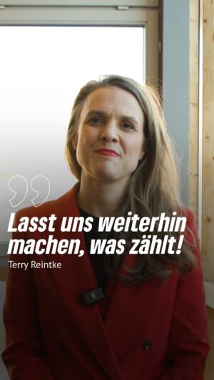 Terry Reintke Instagram - Wir wollen weiterhin machen, was zählt! 💚

Danke an euch alle für diesen fantastischen Wahlkampf. Das Ergebnis ist nicht das, was viele von uns sich erhofft hatten. Aber wir werden weiter für Klimaschutz, soziale Gerechtigkeit und die Verteidigung von Demokratie und Freiheit in Europa kämpfen. ✊🏻

Unser Angebot steht: Wir stehen zu Verhandlungen über die Bildung einer neuen EU-Kommission bereit. Wir wollen mitregieren und unseren Teil zur Absicherung einer stabilen Mehrheit der demokratischen Mitte beitragen.