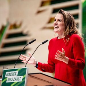 Terry Reintke Instagram - Ich bin überwältigt, danke für euer Vertrauen 💚♥️

Als Spitzenkandidatin von @die_gruenen gehe ich in die Europawahl 2024 🇪🇺

Mit diesem starken Ergebnis im Rücken kämpfe ich für ein grünes soziales Europa, das Frieden, Demokratie und Wohlstand schützt. 

Let‘s do it 💪🏻

📸 Elias Keilhauer @vonmiristdasnicht