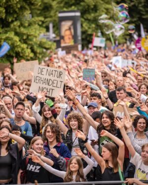 Terry Reintke Instagram - „Wir sind hier – wir sind laut.“ 📢

Als Grüne sind wir eine Bündnispartei und Bündnisse sind wichtiger denn je. Gerade gegen die Klimakrise können und müssen wir schließlich zusammen kämpfen. Seit Jahren ist es die Klimabewegung, die mit ihren Protesten deutlich macht, was die Auswirkungen der Klimakrise bedeuten. Tausende Menschen, die eins eint: Hoffnung und Mut für die Zukunft. Statt den Kopf in den Sand zu stecken, stecken sie vielmehr Vertrauen in die Politik und unsere Demokratie. Aus der Überzeugung, dass wir als Gesellschaft und Politik gemeinsam die richtigen Entscheidungen treffen können.

Es geht dabei um enorm wichtige Entscheidungen. In der nächsten Woche sind das die Europawahlen, die darüber entscheiden, wie es mit unserem Kontinent weitergeht. Weil wir wissen, welche Kosten und Schäden es verursachen würde, wenn der Klimaschutz in Europa in Form des Green Deal gebremst wird, standen @Terry_reintke und ich heute wieder an der Seite vieler Mitstreiter*innen auf der Straße.

✊🏼 Auf der Straße gegen Rechts und für Erneuerbare.
✊🏼 Auf der Straße gegen Rechts und für den Green Deal.
✊🏼 Auf der Straße gegen Rechts. Für Demokratie, Miteinander und unsere Zukunft.

Eine echte Klimapolitik braucht laute Stimmen, aber vor allem auch viele – am 9. Juni! 💚

📸: @dominikbutzmann