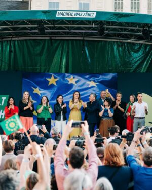 Terry Reintke Instagram - Andere greifen Europa an – wir machen, was zählt. 🇪🇺

In den letzten Monaten haben wir – wie hier in Köln – auf vielen Events im ganzen Land mit euch darüber gesprochen, was für euch zählt. Wir wollen jetzt für euch in Europa Verantwortung übernehmen. Das bedeutet jetzt auf keinen Fall den Rückwärtsgang beim Klimaschutz einzulegen, sondern Europa zum ersten klimaneutralen Kontinent zu machen. 🌏

Die Folgen der Klimakrise sind fatal und schon jetzt sichtbar. Diejenigen, die sie dennoch weiterhin leugnen und darüber hinaus mit ihrer fehlenden Abgrenzung zu Demokratiefeinden Deutschland und Europa schaden wollen, weisen wir in die Schranken. Für uns gibt es keine Zusammenarbeit mit Rechtsextremen im europäischen Parlament. 🙅🏽

Bei der Wahl am Sonntag entscheidest du, was vorn steht: Grün oder Blau? Zuversicht oder Hass? Klimaschutz oder Rückschritt? Wenn du willst, dass gemacht wird, was zählt, wähl grün! Für ein starkes, gerechtes und klimaneutrales Europa! 💚 

Und: Sprich mit deinen Freund*innen, deiner Familie und besonders mit denen, die vielleicht nicht wählen wollen. Ein demokratisches Europa braucht jede Stimme gegen Extremismus. 🗳️

📸: @nilsleonbrauer & @vonmiristdasnicht