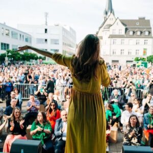 Terry Reintke Instagram - 💖 DANKE 

Danke für all eure Leidenschaft und eure Power, mit der ihr mich in den letzten Wochen im Wahlkampf unterstützt habt. 👏

🫶 Ich habe euch alle fest in mein Herz geschlossen und werde mich für immer an all diese gemeinsamen Momente zurückerinnern.

Auch wenn das Ergebnis ein anderes ist, als wir gehofft haben, werden wir niemals zulassen, dass sich Faschist*innen mehr und mehr in unseren Parlamenten breitmachen.

NIEMALS.

📸 @nilsleonbrauer