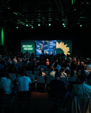 Terry Reintke Instagram - In Europa müssen wir zusammenstehen!

Wir können alleine nicht gegen Angriffe von Außen oder wirtschaftliche Krisen bestehen. Noch weniger schaffen wir es, die Klimakrise aufzuhalten und ihre Auswirkungen zu bewältigen, ohne uns zusammenzuschließen. ⤵️

🇪🇺 Europa bedeutet Zusammenarbeit und Solidarität. Europa bedeutet: Kein*e Europäer*in ist allein. Wir gehen gemeinsam durch schwierige und komplizierte Zeiten.

🤝🏽 Zusammen wollen wir Europa zum ersten klimaneutralen Kontinent der Welt machen. Dafür steht der europäische Green Deal. Er sichert günstige Energie aus Erneuerbaren, Wettbewerbsfähigkeit, gute Jobs und faire Löhne. Doch CDU und CSU wollen diesen Fortschritt rückgängig machen und gefährden damit unseren Wohlstand und unsere Sicherheit. Lassen wir uns nicht aufhalten.

💡 Jeder Euro, den wir in Erneuerbare, Wasserstoffnetze oder modernste Batterietechnik investieren, schafft Wohlstand und Sicherheit. Genau diese Investitionen wollen wir voranbringen – und sind dabei, anders als die anderen, auch entschieden. Nur eine Stimme für Die Grünen ist eine sichere Stimme für Klimaschutz und eine nachhaltige Zukunft.

#MachenWasZählt

📸: @nilsleonbrauer