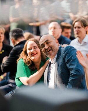 Terry Reintke Instagram - Andere greifen Europa an – wir machen, was zählt. 🇪🇺

In den letzten Monaten haben wir – wie hier in Köln – auf vielen Events im ganzen Land mit euch darüber gesprochen, was für euch zählt. Wir wollen jetzt für euch in Europa Verantwortung übernehmen. Das bedeutet jetzt auf keinen Fall den Rückwärtsgang beim Klimaschutz einzulegen, sondern Europa zum ersten klimaneutralen Kontinent zu machen. 🌏

Die Folgen der Klimakrise sind fatal und schon jetzt sichtbar. Diejenigen, die sie dennoch weiterhin leugnen und darüber hinaus mit ihrer fehlenden Abgrenzung zu Demokratiefeinden Deutschland und Europa schaden wollen, weisen wir in die Schranken. Für uns gibt es keine Zusammenarbeit mit Rechtsextremen im europäischen Parlament. 🙅🏽

Bei der Wahl am Sonntag entscheidest du, was vorn steht: Grün oder Blau? Zuversicht oder Hass? Klimaschutz oder Rückschritt? Wenn du willst, dass gemacht wird, was zählt, wähl grün! Für ein starkes, gerechtes und klimaneutrales Europa! 💚 

Und: Sprich mit deinen Freund*innen, deiner Familie und besonders mit denen, die vielleicht nicht wählen wollen. Ein demokratisches Europa braucht jede Stimme gegen Extremismus. 🗳️

📸: @nilsleonbrauer & @vonmiristdasnicht