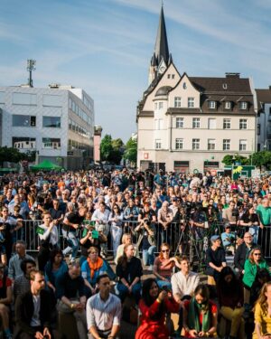 Terry Reintke Instagram - Andere greifen Europa an – wir machen, was zählt. 🇪🇺

In den letzten Monaten haben wir – wie hier in Köln – auf vielen Events im ganzen Land mit euch darüber gesprochen, was für euch zählt. Wir wollen jetzt für euch in Europa Verantwortung übernehmen. Das bedeutet jetzt auf keinen Fall den Rückwärtsgang beim Klimaschutz einzulegen, sondern Europa zum ersten klimaneutralen Kontinent zu machen. 🌏

Die Folgen der Klimakrise sind fatal und schon jetzt sichtbar. Diejenigen, die sie dennoch weiterhin leugnen und darüber hinaus mit ihrer fehlenden Abgrenzung zu Demokratiefeinden Deutschland und Europa schaden wollen, weisen wir in die Schranken. Für uns gibt es keine Zusammenarbeit mit Rechtsextremen im europäischen Parlament. 🙅🏽

Bei der Wahl am Sonntag entscheidest du, was vorn steht: Grün oder Blau? Zuversicht oder Hass? Klimaschutz oder Rückschritt? Wenn du willst, dass gemacht wird, was zählt, wähl grün! Für ein starkes, gerechtes und klimaneutrales Europa! 💚 

Und: Sprich mit deinen Freund*innen, deiner Familie und besonders mit denen, die vielleicht nicht wählen wollen. Ein demokratisches Europa braucht jede Stimme gegen Extremismus. 🗳️

📸: @nilsleonbrauer & @vonmiristdasnicht