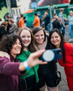 Terry Reintke Instagram - Andere greifen Europa an – wir machen, was zählt. 🇪🇺

In den letzten Monaten haben wir – wie hier in Köln – auf vielen Events im ganzen Land mit euch darüber gesprochen, was für euch zählt. Wir wollen jetzt für euch in Europa Verantwortung übernehmen. Das bedeutet jetzt auf keinen Fall den Rückwärtsgang beim Klimaschutz einzulegen, sondern Europa zum ersten klimaneutralen Kontinent zu machen. 🌏

Die Folgen der Klimakrise sind fatal und schon jetzt sichtbar. Diejenigen, die sie dennoch weiterhin leugnen und darüber hinaus mit ihrer fehlenden Abgrenzung zu Demokratiefeinden Deutschland und Europa schaden wollen, weisen wir in die Schranken. Für uns gibt es keine Zusammenarbeit mit Rechtsextremen im europäischen Parlament. 🙅🏽

Bei der Wahl am Sonntag entscheidest du, was vorn steht: Grün oder Blau? Zuversicht oder Hass? Klimaschutz oder Rückschritt? Wenn du willst, dass gemacht wird, was zählt, wähl grün! Für ein starkes, gerechtes und klimaneutrales Europa! 💚 

Und: Sprich mit deinen Freund*innen, deiner Familie und besonders mit denen, die vielleicht nicht wählen wollen. Ein demokratisches Europa braucht jede Stimme gegen Extremismus. 🗳️

📸: @nilsleonbrauer & @vonmiristdasnicht