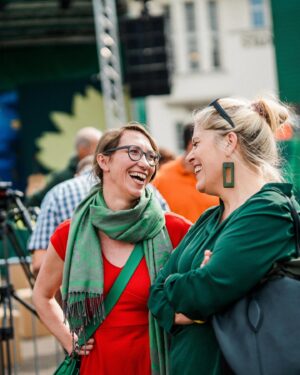 Terry Reintke Instagram - Andere greifen Europa an – wir machen, was zählt. 🇪🇺

In den letzten Monaten haben wir – wie hier in Köln – auf vielen Events im ganzen Land mit euch darüber gesprochen, was für euch zählt. Wir wollen jetzt für euch in Europa Verantwortung übernehmen. Das bedeutet jetzt auf keinen Fall den Rückwärtsgang beim Klimaschutz einzulegen, sondern Europa zum ersten klimaneutralen Kontinent zu machen. 🌏

Die Folgen der Klimakrise sind fatal und schon jetzt sichtbar. Diejenigen, die sie dennoch weiterhin leugnen und darüber hinaus mit ihrer fehlenden Abgrenzung zu Demokratiefeinden Deutschland und Europa schaden wollen, weisen wir in die Schranken. Für uns gibt es keine Zusammenarbeit mit Rechtsextremen im europäischen Parlament. 🙅🏽

Bei der Wahl am Sonntag entscheidest du, was vorn steht: Grün oder Blau? Zuversicht oder Hass? Klimaschutz oder Rückschritt? Wenn du willst, dass gemacht wird, was zählt, wähl grün! Für ein starkes, gerechtes und klimaneutrales Europa! 💚 

Und: Sprich mit deinen Freund*innen, deiner Familie und besonders mit denen, die vielleicht nicht wählen wollen. Ein demokratisches Europa braucht jede Stimme gegen Extremismus. 🗳️

📸: @nilsleonbrauer & @vonmiristdasnicht