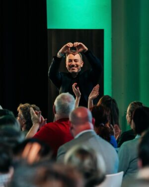 Terry Reintke Instagram - In Europa müssen wir zusammenstehen!

Wir können alleine nicht gegen Angriffe von Außen oder wirtschaftliche Krisen bestehen. Noch weniger schaffen wir es, die Klimakrise aufzuhalten und ihre Auswirkungen zu bewältigen, ohne uns zusammenzuschließen. ⤵️

🇪🇺 Europa bedeutet Zusammenarbeit und Solidarität. Europa bedeutet: Kein*e Europäer*in ist allein. Wir gehen gemeinsam durch schwierige und komplizierte Zeiten.

🤝🏽 Zusammen wollen wir Europa zum ersten klimaneutralen Kontinent der Welt machen. Dafür steht der europäische Green Deal. Er sichert günstige Energie aus Erneuerbaren, Wettbewerbsfähigkeit, gute Jobs und faire Löhne. Doch CDU und CSU wollen diesen Fortschritt rückgängig machen und gefährden damit unseren Wohlstand und unsere Sicherheit. Lassen wir uns nicht aufhalten.

💡 Jeder Euro, den wir in Erneuerbare, Wasserstoffnetze oder modernste Batterietechnik investieren, schafft Wohlstand und Sicherheit. Genau diese Investitionen wollen wir voranbringen – und sind dabei, anders als die anderen, auch entschieden. Nur eine Stimme für Die Grünen ist eine sichere Stimme für Klimaschutz und eine nachhaltige Zukunft.

#MachenWasZählt

📸: @nilsleonbrauer