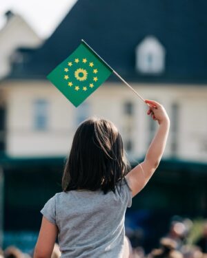 Terry Reintke Instagram - Andere greifen Europa an – wir machen, was zählt. 🇪🇺

In den letzten Monaten haben wir – wie hier in Köln – auf vielen Events im ganzen Land mit euch darüber gesprochen, was für euch zählt. Wir wollen jetzt für euch in Europa Verantwortung übernehmen. Das bedeutet jetzt auf keinen Fall den Rückwärtsgang beim Klimaschutz einzulegen, sondern Europa zum ersten klimaneutralen Kontinent zu machen. 🌏

Die Folgen der Klimakrise sind fatal und schon jetzt sichtbar. Diejenigen, die sie dennoch weiterhin leugnen und darüber hinaus mit ihrer fehlenden Abgrenzung zu Demokratiefeinden Deutschland und Europa schaden wollen, weisen wir in die Schranken. Für uns gibt es keine Zusammenarbeit mit Rechtsextremen im europäischen Parlament. 🙅🏽

Bei der Wahl am Sonntag entscheidest du, was vorn steht: Grün oder Blau? Zuversicht oder Hass? Klimaschutz oder Rückschritt? Wenn du willst, dass gemacht wird, was zählt, wähl grün! Für ein starkes, gerechtes und klimaneutrales Europa! 💚 

Und: Sprich mit deinen Freund*innen, deiner Familie und besonders mit denen, die vielleicht nicht wählen wollen. Ein demokratisches Europa braucht jede Stimme gegen Extremismus. 🗳️

📸: @nilsleonbrauer & @vonmiristdasnicht