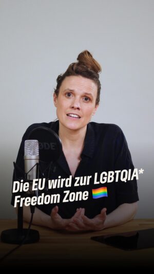 Terry Reintke Instagram - Queere Menschen wollen nichts anderes, als frei, selbstbestimmt und sicher zu leben. Etwas, das uns allen zustehen sollte. 📣 Deshalb hat das Europäische Parlament im Jahr 2021 auf eine fraktionsübergreifende Initiative hin die Europäische Union zur LGBTQIA* Freedom Zone erklärt. 🏳️‍🌈

Unsere Spitzenkandidatin @terry_reintke erklärt in diesem Video, wieso das nicht bedeutet, dass nun auf einmal alle queeren Menschen in der EU sicher, unbeschwert und frei von Diskriminierung leben können. Sondern vielmehr, dass damit das Zeichen an alle Regierungen und Entscheidungsträger*innen gesendet wird, dass die Möglichkeit, sich frei zu entfalten und selbstbestimmt leben zu können, die Basis unserer europäischen Werte ist.

Deshalb setzen wir uns auch weiterhin dafür ein, dass das EU-Parlament, die Kommission und die Mitgliedsstaaten alle Instrumente nutzen, um die systematische Diskriminierung queerer Menschen zu stoppen. Denn wir wollen ein Europa, das sexuelle und geschlechtliche Vielfalt als selbstverständlich anerkennt. Ein Europa, in dem lesbische, schwule, bi, trans*, inter* und queere Menschen sicher leben und lieben können. 💚