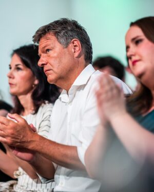 Terry Reintke Instagram - 📣 Kurz vor der Europawahl haben wir auf unserem Länderrat in Potsdam wichtige Entscheidungen getroffen und uns klar gegen Gewalt im demokratischen Diskurs positioniert. 💚

Demokratie ist kein gegebener Zustand, sondern das, was wir gemeinsam gestalten. Wir werden nicht zulassen, dass die Kultur des Diskurses in diesem Land zerstört wird. Angriffe auf Politiker*innen und Ehrenamtliche sind Angriffe auf unsere Demokratie. Wir sagen deutlich: Wir lassen uns nicht einschüchtern, wir stehen zusammen und verteidigen unsere Werte.

Bei der Europawahl am 9. Juni geht es um viel. Wir verteidigen unsere Demokratie und Freiheit gegen die Angriffe durch Rechtsextreme wie die AfD. Zudem stehen wir stabil, wo die CDU wackelt: keine Koalition mit Rechtsextremen! CDU und CSU denken laut darüber nach, nach der Europawahl mit der EKR-Fraktion zu koalieren – wir stellen uns dem entschieden entgegen.

Auch unsere wirtschaftliche Vision ist klar: Europa zum ersten klimaneutralen Kontinent der Welt machen. Günstige Energie aus Erneuerbaren, Wettbewerbsfähigkeit, gute Jobs und faire Löhne. Dafür steht der europäische Green Deal. Nur eine Stimme für BÜNDNIS 90/DIE GRÜNEN ist eine sichere Stimme für Investitionen in Klimaschutz und ein Europa, das unseren Wohlstand im globalen Wettbewerb sichert. 🗳️

📸: @dominikbutzmann