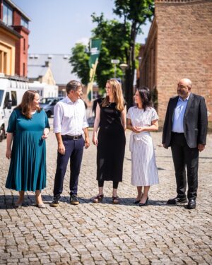 Terry Reintke Instagram - 📣 Kurz vor der Europawahl haben wir auf unserem Länderrat in Potsdam wichtige Entscheidungen getroffen und uns klar gegen Gewalt im demokratischen Diskurs positioniert. 💚

Demokratie ist kein gegebener Zustand, sondern das, was wir gemeinsam gestalten. Wir werden nicht zulassen, dass die Kultur des Diskurses in diesem Land zerstört wird. Angriffe auf Politiker*innen und Ehrenamtliche sind Angriffe auf unsere Demokratie. Wir sagen deutlich: Wir lassen uns nicht einschüchtern, wir stehen zusammen und verteidigen unsere Werte.

Bei der Europawahl am 9. Juni geht es um viel. Wir verteidigen unsere Demokratie und Freiheit gegen die Angriffe durch Rechtsextreme wie die AfD. Zudem stehen wir stabil, wo die CDU wackelt: keine Koalition mit Rechtsextremen! CDU und CSU denken laut darüber nach, nach der Europawahl mit der EKR-Fraktion zu koalieren – wir stellen uns dem entschieden entgegen.

Auch unsere wirtschaftliche Vision ist klar: Europa zum ersten klimaneutralen Kontinent der Welt machen. Günstige Energie aus Erneuerbaren, Wettbewerbsfähigkeit, gute Jobs und faire Löhne. Dafür steht der europäische Green Deal. Nur eine Stimme für BÜNDNIS 90/DIE GRÜNEN ist eine sichere Stimme für Investitionen in Klimaschutz und ein Europa, das unseren Wohlstand im globalen Wettbewerb sichert. 🗳️

📸: @dominikbutzmann