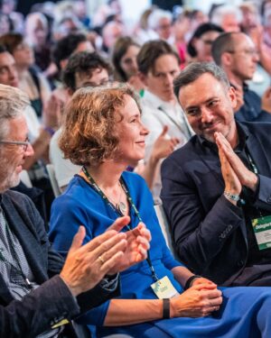 Terry Reintke Instagram - 📣 Kurz vor der Europawahl haben wir auf unserem Länderrat in Potsdam wichtige Entscheidungen getroffen und uns klar gegen Gewalt im demokratischen Diskurs positioniert. 💚

Demokratie ist kein gegebener Zustand, sondern das, was wir gemeinsam gestalten. Wir werden nicht zulassen, dass die Kultur des Diskurses in diesem Land zerstört wird. Angriffe auf Politiker*innen und Ehrenamtliche sind Angriffe auf unsere Demokratie. Wir sagen deutlich: Wir lassen uns nicht einschüchtern, wir stehen zusammen und verteidigen unsere Werte.

Bei der Europawahl am 9. Juni geht es um viel. Wir verteidigen unsere Demokratie und Freiheit gegen die Angriffe durch Rechtsextreme wie die AfD. Zudem stehen wir stabil, wo die CDU wackelt: keine Koalition mit Rechtsextremen! CDU und CSU denken laut darüber nach, nach der Europawahl mit der EKR-Fraktion zu koalieren – wir stellen uns dem entschieden entgegen.

Auch unsere wirtschaftliche Vision ist klar: Europa zum ersten klimaneutralen Kontinent der Welt machen. Günstige Energie aus Erneuerbaren, Wettbewerbsfähigkeit, gute Jobs und faire Löhne. Dafür steht der europäische Green Deal. Nur eine Stimme für BÜNDNIS 90/DIE GRÜNEN ist eine sichere Stimme für Investitionen in Klimaschutz und ein Europa, das unseren Wohlstand im globalen Wettbewerb sichert. 🗳️

📸: @dominikbutzmann