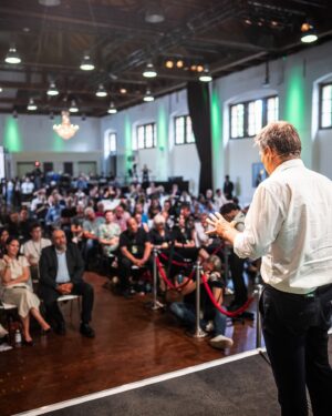 Terry Reintke Instagram - 📣 Kurz vor der Europawahl haben wir auf unserem Länderrat in Potsdam wichtige Entscheidungen getroffen und uns klar gegen Gewalt im demokratischen Diskurs positioniert. 💚

Demokratie ist kein gegebener Zustand, sondern das, was wir gemeinsam gestalten. Wir werden nicht zulassen, dass die Kultur des Diskurses in diesem Land zerstört wird. Angriffe auf Politiker*innen und Ehrenamtliche sind Angriffe auf unsere Demokratie. Wir sagen deutlich: Wir lassen uns nicht einschüchtern, wir stehen zusammen und verteidigen unsere Werte.

Bei der Europawahl am 9. Juni geht es um viel. Wir verteidigen unsere Demokratie und Freiheit gegen die Angriffe durch Rechtsextreme wie die AfD. Zudem stehen wir stabil, wo die CDU wackelt: keine Koalition mit Rechtsextremen! CDU und CSU denken laut darüber nach, nach der Europawahl mit der EKR-Fraktion zu koalieren – wir stellen uns dem entschieden entgegen.

Auch unsere wirtschaftliche Vision ist klar: Europa zum ersten klimaneutralen Kontinent der Welt machen. Günstige Energie aus Erneuerbaren, Wettbewerbsfähigkeit, gute Jobs und faire Löhne. Dafür steht der europäische Green Deal. Nur eine Stimme für BÜNDNIS 90/DIE GRÜNEN ist eine sichere Stimme für Investitionen in Klimaschutz und ein Europa, das unseren Wohlstand im globalen Wettbewerb sichert. 🗳️

📸: @dominikbutzmann