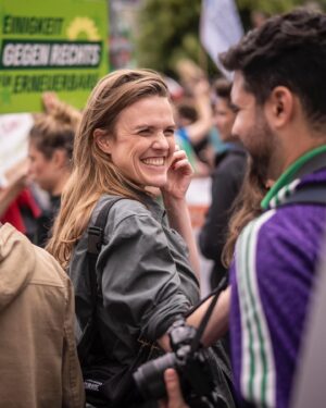Terry Reintke Instagram - „Wir sind hier – wir sind laut.“ 📢

Als Grüne sind wir eine Bündnispartei und Bündnisse sind wichtiger denn je. Gerade gegen die Klimakrise können und müssen wir schließlich zusammen kämpfen. Seit Jahren ist es die Klimabewegung, die mit ihren Protesten deutlich macht, was die Auswirkungen der Klimakrise bedeuten. Tausende Menschen, die eins eint: Hoffnung und Mut für die Zukunft. Statt den Kopf in den Sand zu stecken, stecken sie vielmehr Vertrauen in die Politik und unsere Demokratie. Aus der Überzeugung, dass wir als Gesellschaft und Politik gemeinsam die richtigen Entscheidungen treffen können.

Es geht dabei um enorm wichtige Entscheidungen. In der nächsten Woche sind das die Europawahlen, die darüber entscheiden, wie es mit unserem Kontinent weitergeht. Weil wir wissen, welche Kosten und Schäden es verursachen würde, wenn der Klimaschutz in Europa in Form des Green Deal gebremst wird, standen @Terry_reintke und ich heute wieder an der Seite vieler Mitstreiter*innen auf der Straße.

✊🏼 Auf der Straße gegen Rechts und für Erneuerbare.
✊🏼 Auf der Straße gegen Rechts und für den Green Deal.
✊🏼 Auf der Straße gegen Rechts. Für Demokratie, Miteinander und unsere Zukunft.

Eine echte Klimapolitik braucht laute Stimmen, aber vor allem auch viele – am 9. Juni! 💚

📸: @dominikbutzmann