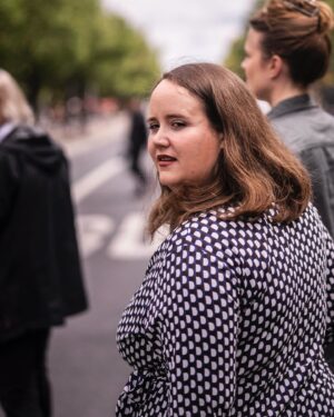 Terry Reintke Instagram - „Wir sind hier – wir sind laut.“ 📢

Als Grüne sind wir eine Bündnispartei und Bündnisse sind wichtiger denn je. Gerade gegen die Klimakrise können und müssen wir schließlich zusammen kämpfen. Seit Jahren ist es die Klimabewegung, die mit ihren Protesten deutlich macht, was die Auswirkungen der Klimakrise bedeuten. Tausende Menschen, die eins eint: Hoffnung und Mut für die Zukunft. Statt den Kopf in den Sand zu stecken, stecken sie vielmehr Vertrauen in die Politik und unsere Demokratie. Aus der Überzeugung, dass wir als Gesellschaft und Politik gemeinsam die richtigen Entscheidungen treffen können.

Es geht dabei um enorm wichtige Entscheidungen. In der nächsten Woche sind das die Europawahlen, die darüber entscheiden, wie es mit unserem Kontinent weitergeht. Weil wir wissen, welche Kosten und Schäden es verursachen würde, wenn der Klimaschutz in Europa in Form des Green Deal gebremst wird, standen @Terry_reintke und ich heute wieder an der Seite vieler Mitstreiter*innen auf der Straße.

✊🏼 Auf der Straße gegen Rechts und für Erneuerbare.
✊🏼 Auf der Straße gegen Rechts und für den Green Deal.
✊🏼 Auf der Straße gegen Rechts. Für Demokratie, Miteinander und unsere Zukunft.

Eine echte Klimapolitik braucht laute Stimmen, aber vor allem auch viele – am 9. Juni! 💚

📸: @dominikbutzmann