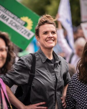 Terry Reintke Instagram - „Wir sind hier – wir sind laut.“ 📢

Als Grüne sind wir eine Bündnispartei und Bündnisse sind wichtiger denn je. Gerade gegen die Klimakrise können und müssen wir schließlich zusammen kämpfen. Seit Jahren ist es die Klimabewegung, die mit ihren Protesten deutlich macht, was die Auswirkungen der Klimakrise bedeuten. Tausende Menschen, die eins eint: Hoffnung und Mut für die Zukunft. Statt den Kopf in den Sand zu stecken, stecken sie vielmehr Vertrauen in die Politik und unsere Demokratie. Aus der Überzeugung, dass wir als Gesellschaft und Politik gemeinsam die richtigen Entscheidungen treffen können.

Es geht dabei um enorm wichtige Entscheidungen. In der nächsten Woche sind das die Europawahlen, die darüber entscheiden, wie es mit unserem Kontinent weitergeht. Weil wir wissen, welche Kosten und Schäden es verursachen würde, wenn der Klimaschutz in Europa in Form des Green Deal gebremst wird, standen @Terry_reintke und ich heute wieder an der Seite vieler Mitstreiter*innen auf der Straße.

✊🏼 Auf der Straße gegen Rechts und für Erneuerbare.
✊🏼 Auf der Straße gegen Rechts und für den Green Deal.
✊🏼 Auf der Straße gegen Rechts. Für Demokratie, Miteinander und unsere Zukunft.

Eine echte Klimapolitik braucht laute Stimmen, aber vor allem auch viele – am 9. Juni! 💚

📸: @dominikbutzmann