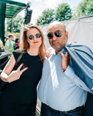 Terry Reintke Instagram - Oh mein Hessen 💚 wie schön war’s doch bei dir!

Unsere Wahlkampftour hat uns weniger als zwei Wochen vor der Wahl Mitten ins Herz Europas gebracht. In Frankfurt und Kassel war ich gemeinsam mit @robert.habeck und @terry_reintke bei euch, um ins Gespräch zu kommen, reinzuhören und natürlich auch um auf eure Fragen einzugehen.

Abseits dieser Veranstaltungen sind wir aber vor allem auch unterwegs, um den Engagierten im Wahlkampf vor Ort den Rücken zu stärken. Hier geht es um den Schutz und die Verteidigung unserer Demokratie, aber auch um den ganz konkreten Schutz unserer Wahlkämpferinnen und Wahlkämpfer. Sei es in Hessen, Thüringen oder Sachsen – in der ganzen Republik gilt: Wir stehen hinter euch, unsere Demokratie ist stark und wir weichen nicht! 🙅🏽

Was wir in diesem Wahlkampf erleben und wie wir gemeinsam unsere Demokratie verteidigen, das ist es, was für Europa nun so wichtig ist. Denn Demokratie, Frieden und Freiheit dürfen niemals aufs Spiel gesetzt werden. Sie sind die höchsten Güter, die wir haben. Dafür steht die Europäische Union. Und deshalb werden wir sie bei dieser anstehenden Europawahl mit allem, was wir haben, verteidigen.

Wie Robert sagt: Für diese Wahl wird nichts entscheidender sein als das Mobilisieren zur Wahl selbst. Deshalb: Geht wählen! Am 9. Juni. Für unsere Demokratie, für Frieden und Freiheit und für unsere Europäische Union. #MachenWasZählt 🌻🗳️

📸: @nilsleonbrauer