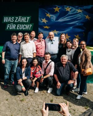 Terry Reintke Instagram - Oh mein Hessen 💚 wie schön war’s doch bei dir!

Unsere Wahlkampftour hat uns weniger als zwei Wochen vor der Wahl Mitten ins Herz Europas gebracht. In Frankfurt und Kassel war ich gemeinsam mit @robert.habeck und @terry_reintke bei euch, um ins Gespräch zu kommen, reinzuhören und natürlich auch um auf eure Fragen einzugehen.

Abseits dieser Veranstaltungen sind wir aber vor allem auch unterwegs, um den Engagierten im Wahlkampf vor Ort den Rücken zu stärken. Hier geht es um den Schutz und die Verteidigung unserer Demokratie, aber auch um den ganz konkreten Schutz unserer Wahlkämpferinnen und Wahlkämpfer. Sei es in Hessen, Thüringen oder Sachsen – in der ganzen Republik gilt: Wir stehen hinter euch, unsere Demokratie ist stark und wir weichen nicht! 🙅🏽

Was wir in diesem Wahlkampf erleben und wie wir gemeinsam unsere Demokratie verteidigen, das ist es, was für Europa nun so wichtig ist. Denn Demokratie, Frieden und Freiheit dürfen niemals aufs Spiel gesetzt werden. Sie sind die höchsten Güter, die wir haben. Dafür steht die Europäische Union. Und deshalb werden wir sie bei dieser anstehenden Europawahl mit allem, was wir haben, verteidigen.

Wie Robert sagt: Für diese Wahl wird nichts entscheidender sein als das Mobilisieren zur Wahl selbst. Deshalb: Geht wählen! Am 9. Juni. Für unsere Demokratie, für Frieden und Freiheit und für unsere Europäische Union. #MachenWasZählt 🌻🗳️

📸: @nilsleonbrauer