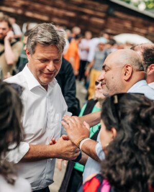 Terry Reintke Instagram - Oh mein Hessen 💚 wie schön war’s doch bei dir!

Unsere Wahlkampftour hat uns weniger als zwei Wochen vor der Wahl Mitten ins Herz Europas gebracht. In Frankfurt und Kassel war ich gemeinsam mit @robert.habeck und @terry_reintke bei euch, um ins Gespräch zu kommen, reinzuhören und natürlich auch um auf eure Fragen einzugehen.

Abseits dieser Veranstaltungen sind wir aber vor allem auch unterwegs, um den Engagierten im Wahlkampf vor Ort den Rücken zu stärken. Hier geht es um den Schutz und die Verteidigung unserer Demokratie, aber auch um den ganz konkreten Schutz unserer Wahlkämpferinnen und Wahlkämpfer. Sei es in Hessen, Thüringen oder Sachsen – in der ganzen Republik gilt: Wir stehen hinter euch, unsere Demokratie ist stark und wir weichen nicht! 🙅🏽

Was wir in diesem Wahlkampf erleben und wie wir gemeinsam unsere Demokratie verteidigen, das ist es, was für Europa nun so wichtig ist. Denn Demokratie, Frieden und Freiheit dürfen niemals aufs Spiel gesetzt werden. Sie sind die höchsten Güter, die wir haben. Dafür steht die Europäische Union. Und deshalb werden wir sie bei dieser anstehenden Europawahl mit allem, was wir haben, verteidigen.

Wie Robert sagt: Für diese Wahl wird nichts entscheidender sein als das Mobilisieren zur Wahl selbst. Deshalb: Geht wählen! Am 9. Juni. Für unsere Demokratie, für Frieden und Freiheit und für unsere Europäische Union. #MachenWasZählt 🌻🗳️

📸: @nilsleonbrauer