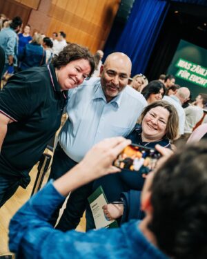 Terry Reintke Instagram - Oh mein Hessen 💚 wie schön war’s doch bei dir!

Unsere Wahlkampftour hat uns weniger als zwei Wochen vor der Wahl Mitten ins Herz Europas gebracht. In Frankfurt und Kassel war ich gemeinsam mit @robert.habeck und @terry_reintke bei euch, um ins Gespräch zu kommen, reinzuhören und natürlich auch um auf eure Fragen einzugehen.

Abseits dieser Veranstaltungen sind wir aber vor allem auch unterwegs, um den Engagierten im Wahlkampf vor Ort den Rücken zu stärken. Hier geht es um den Schutz und die Verteidigung unserer Demokratie, aber auch um den ganz konkreten Schutz unserer Wahlkämpferinnen und Wahlkämpfer. Sei es in Hessen, Thüringen oder Sachsen – in der ganzen Republik gilt: Wir stehen hinter euch, unsere Demokratie ist stark und wir weichen nicht! 🙅🏽

Was wir in diesem Wahlkampf erleben und wie wir gemeinsam unsere Demokratie verteidigen, das ist es, was für Europa nun so wichtig ist. Denn Demokratie, Frieden und Freiheit dürfen niemals aufs Spiel gesetzt werden. Sie sind die höchsten Güter, die wir haben. Dafür steht die Europäische Union. Und deshalb werden wir sie bei dieser anstehenden Europawahl mit allem, was wir haben, verteidigen.

Wie Robert sagt: Für diese Wahl wird nichts entscheidender sein als das Mobilisieren zur Wahl selbst. Deshalb: Geht wählen! Am 9. Juni. Für unsere Demokratie, für Frieden und Freiheit und für unsere Europäische Union. #MachenWasZählt 🌻🗳️

📸: @nilsleonbrauer