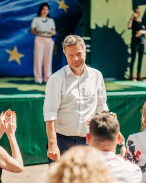 Terry Reintke Instagram - Oh mein Hessen 💚 wie schön war’s doch bei dir!

Unsere Wahlkampftour hat uns weniger als zwei Wochen vor der Wahl Mitten ins Herz Europas gebracht. In Frankfurt und Kassel war ich gemeinsam mit @robert.habeck und @terry_reintke bei euch, um ins Gespräch zu kommen, reinzuhören und natürlich auch um auf eure Fragen einzugehen.

Abseits dieser Veranstaltungen sind wir aber vor allem auch unterwegs, um den Engagierten im Wahlkampf vor Ort den Rücken zu stärken. Hier geht es um den Schutz und die Verteidigung unserer Demokratie, aber auch um den ganz konkreten Schutz unserer Wahlkämpferinnen und Wahlkämpfer. Sei es in Hessen, Thüringen oder Sachsen – in der ganzen Republik gilt: Wir stehen hinter euch, unsere Demokratie ist stark und wir weichen nicht! 🙅🏽

Was wir in diesem Wahlkampf erleben und wie wir gemeinsam unsere Demokratie verteidigen, das ist es, was für Europa nun so wichtig ist. Denn Demokratie, Frieden und Freiheit dürfen niemals aufs Spiel gesetzt werden. Sie sind die höchsten Güter, die wir haben. Dafür steht die Europäische Union. Und deshalb werden wir sie bei dieser anstehenden Europawahl mit allem, was wir haben, verteidigen.

Wie Robert sagt: Für diese Wahl wird nichts entscheidender sein als das Mobilisieren zur Wahl selbst. Deshalb: Geht wählen! Am 9. Juni. Für unsere Demokratie, für Frieden und Freiheit und für unsere Europäische Union. #MachenWasZählt 🌻🗳️

📸: @nilsleonbrauer